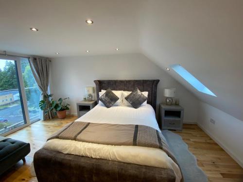 Fairwater Casa | Modern Room in Cardiff, Wales