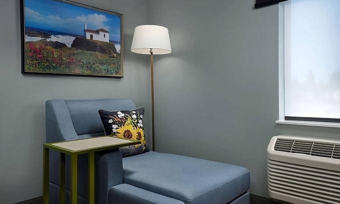 Sherwood - Tualatin North Hotel | Modern Room with Indoor Pool, Free Breakfast and Gym | Explore Wine Trails