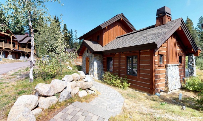 Tamarack Resort Cabaña | ¡NUEVO LISTADO! Cabaña moderna con acceso directo a las pistas de esqu�� con piscina compartida / bañera de hidromasaje y chimenea al aire libre