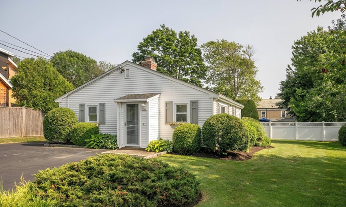 Newport East Cabaña | 🌊 Modern & Sleek Beach Cottage – Stylish getaway just minutes from Newport’s best beaches! ☀️🏡