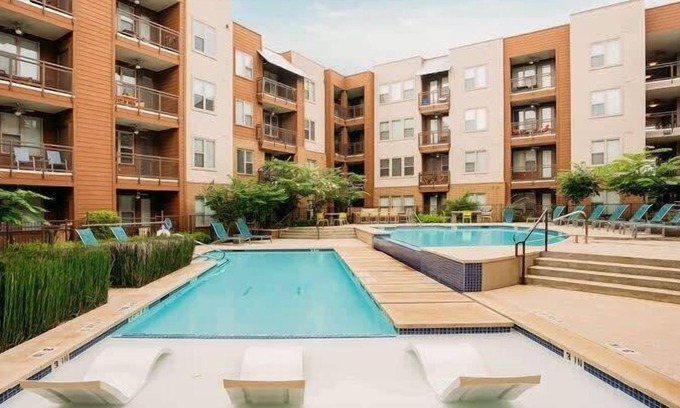 West Congress Apartamento | Modern SoCo CozySuites w/ 2 Pools! #01