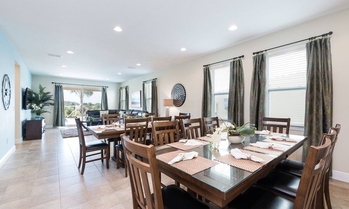 West Kissimmee Complejo | Modern|Spacious|10br|Sleeps 20|10mintoDisney|PrivatePool|Villa