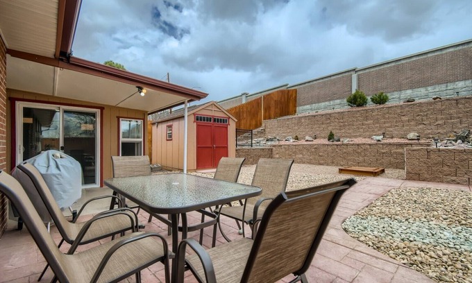 Lamar Heights Area Casa | Modern & Spacious - 5 King Beds With Private Backyard Oasis & Sunroom