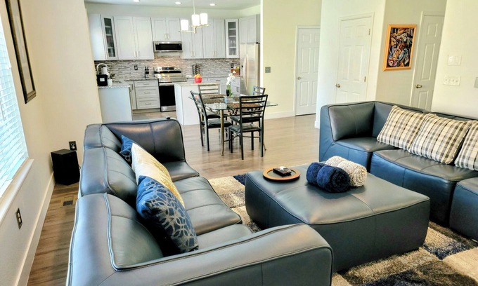 Green Valley Ranch Casa | Modern Spacious-5BR- 3.5Bath-DIA-Gaylord-GVR Golf-CU Medical