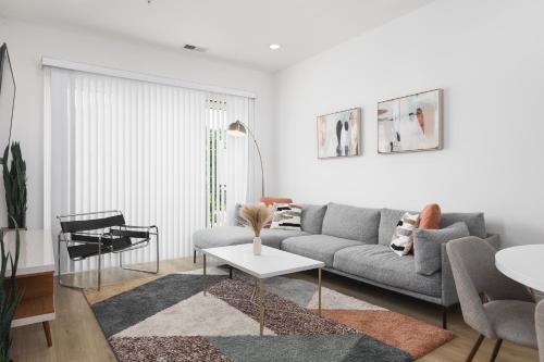 Cleveland Park Apartamento | Modern Spacious Condo with Parking by Downtown Broadway
