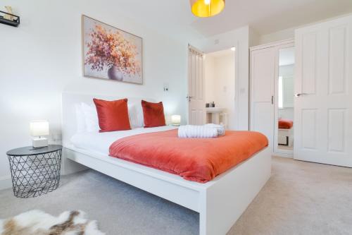 Broad Oak Casa | Modern Spacious House with Free Parking & Garden - Sleeps 6 - Perfect for Contractors & Families