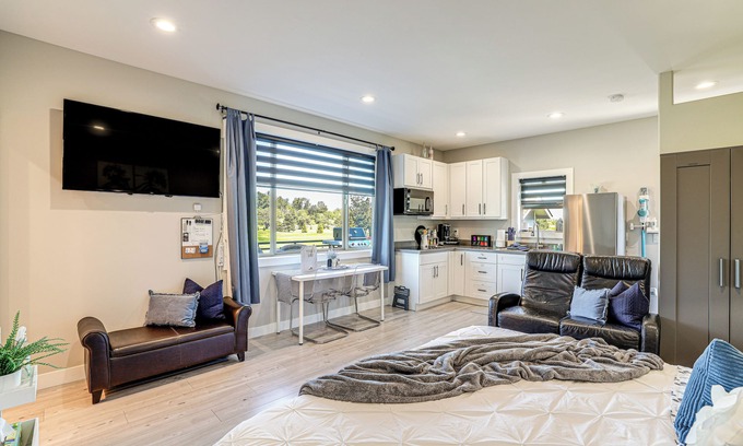 Ferndale Apartamento | Modern Studio Suite in Sandy Point on Lummi Bay!