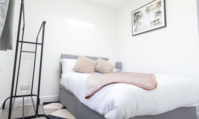 Basildon Apartamento | Modern Studio w/private Kitchen, Bathroom & Garden