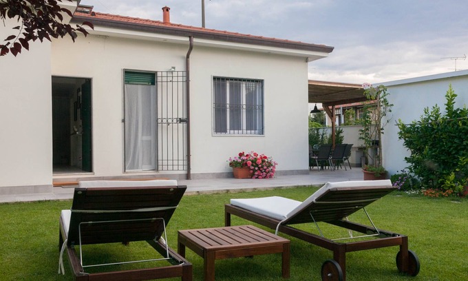 Marina di Carrara Casa | Casa de estilo moderno con gran jardín cerrado.