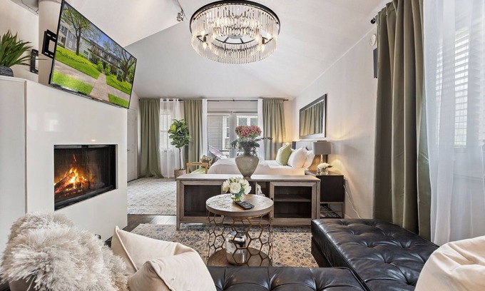 Old East Dallas Condominio | Modern & Stylish 2BR/1BA loft in Dallas’ Historic Deep Ellum/Junius Heights District. Features king & queen beds, private balcony, and access to an offsite award-winning courtyard retreat.