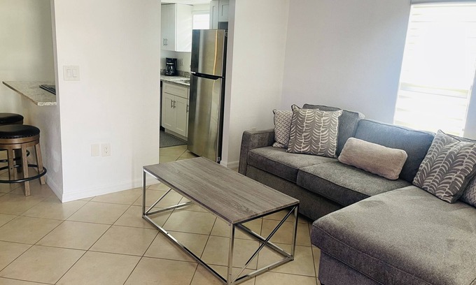 Sun 'N Lake Apartamento | Modern Sun N’ Lock Villa - Self Check-In