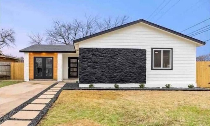 Austin Casa | Modern Texan Family Home - 4BD 3BA - 10 minutes from DT