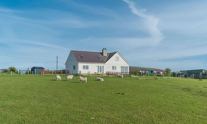 Mynytho Cabaña | Modern Three Bedroom Holiday Cottage Near Aberdaron | Bryndaron