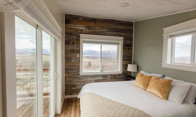 Stevensville Apartamento | Casa rústica moderna y pequeña con vistas de 270 grados del valle de Bitterroot