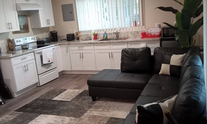 Tower District Apartamento | Modern Tower District Apt two bedroom share it with another guest - FREE WiFi!