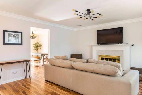 Smyrna Casa | Modern Townhome Close To The Battery With Yard