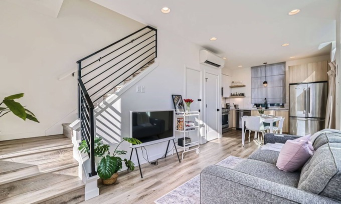 East Queen Anne Casa | Modern Townhome, Private Balcony, Waterfront Views