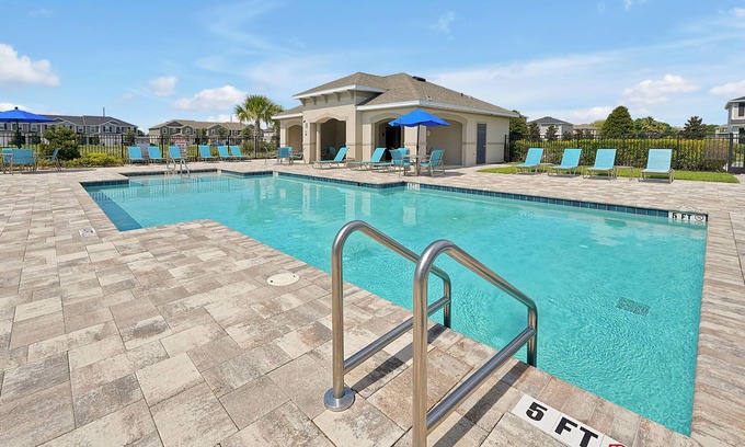 Sanford Casa | Modern Townhome w/Pool & Private Gym / Boombah Sports / SFB Airport / DT Sanford