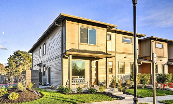 Troutdale Casa | Modern Troutdale Townhome: 15 Miles to Portland!