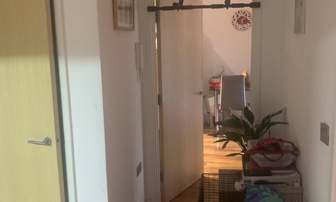 Feltham West Apartamento | Modern Two Bed flat near to Heathrow and direct train link to Waterloo Station..