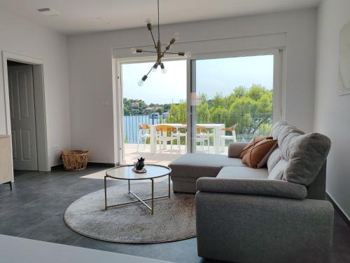 Skrivena Luka Apartamento | Modern two bedroom seafront oasis
