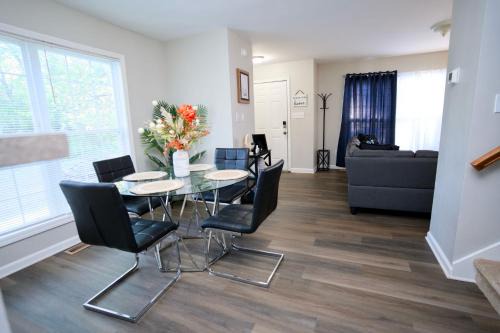McAlpine Apartamento | Modern Two BR Townhome, Workspace, Free Parking and Wi-Fi