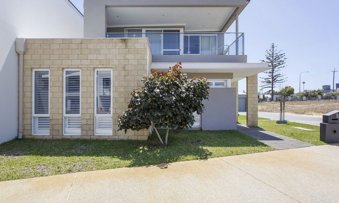 North Coogee Casa | Modern ultra -stylish home just a stroll to the beach