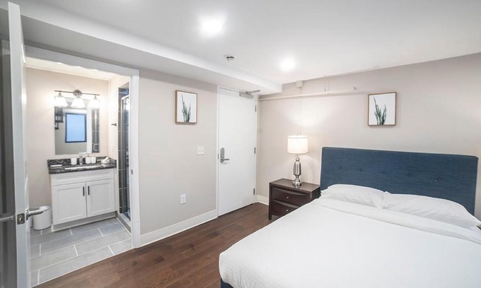 South Side Flats Apartamento | Modern Upscale 2BR Apartment in Carson - Stay Gia