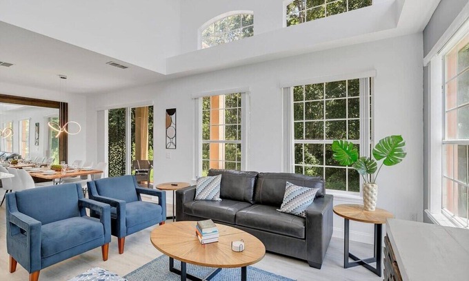 Windwood Bay Casa | Modern Vacation Home Minutes Away From The Parks