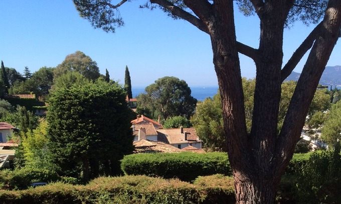 La Croix des Gardes Cabaña | Modern villa, sea views, 15 min walk to city, green surrounding, very calm,