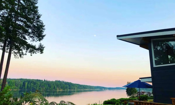 Grapeview Cabina | Modern Waterfront Bungalow on the Puget Sound