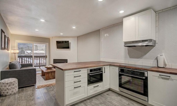 Frisco Apartamento | Modern with Hot Tub & Pool by Ski Country Resorts