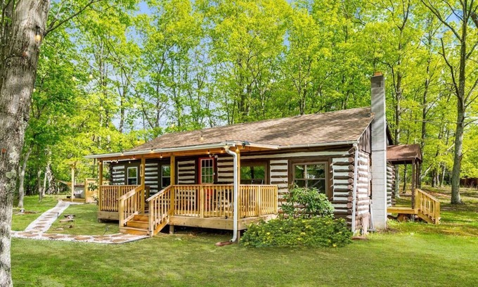 Berkeley Springs Chalet De Esquí | Modernized Log Cabin w Hot Tub, Fire Pit & Views!