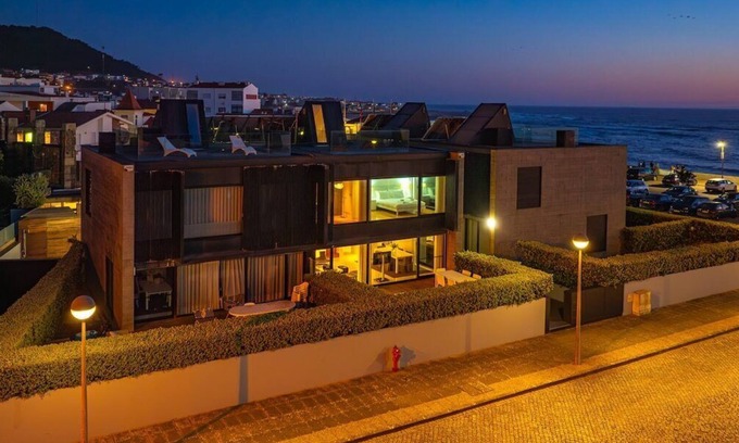 Vila Praia de Ancora Apartamento | Moledo Front Beach w/Sunset Views and Pool