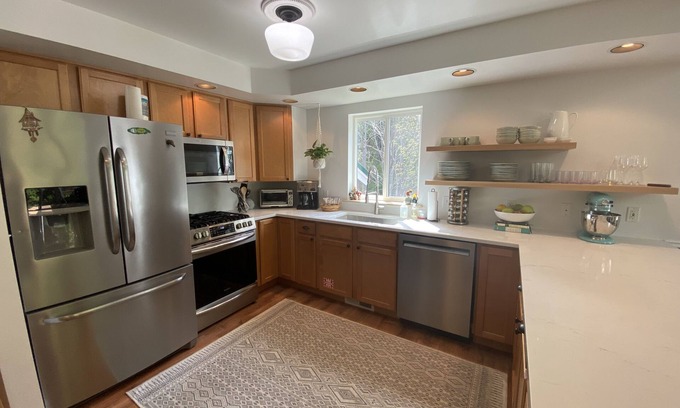 Skykomish Chalet De Esquí | ¡NUEVO! Impresionante chalet de montaña remodelado con bañera de hidromasaje para 8 + mascotas cerca de Stevens Pass
