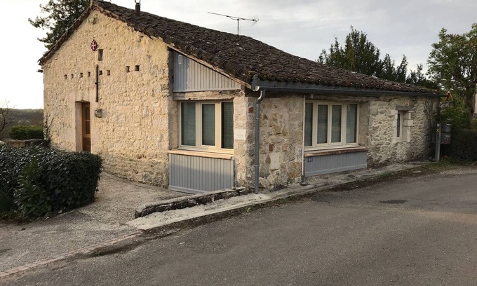 Lhospitalet Casa | MONTAT, 46 Lote, Quercy blanco. Pequeña casa con jardín.