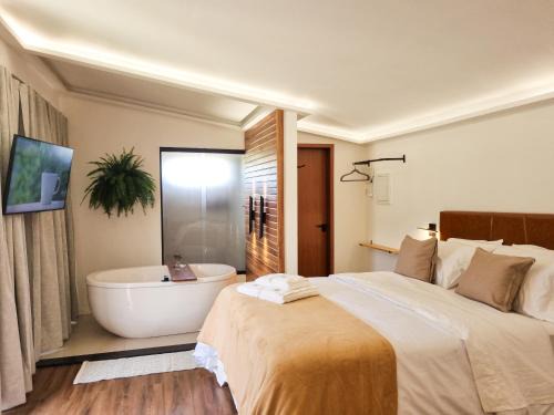 Espera Feliz Casa | Monte Paraíso - banheira e vista da Pedra Menina