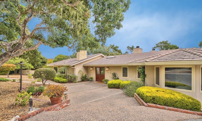 Munras Avenue Casa | Monterey Oaks elegant tranquil 2-3 bedroom getaway near downtown Monterey.