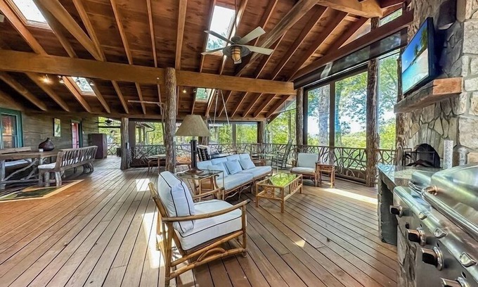 Highlands Cabina | Montevideo | Spectacular Family Retreat With Covered Deck & Outdoor Fireplace