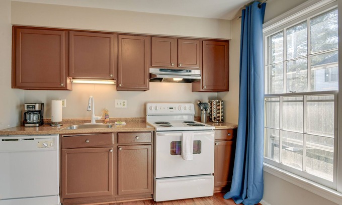 Montgomery Village Casa | Montgomery Village Townhome w/ Patio: 27 Mi to DC!
