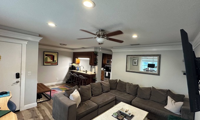SoHo Condominio | Month+Rental; Charming 1 bedroom+parking Condo in S Tampa near Hyde Park & Soho.