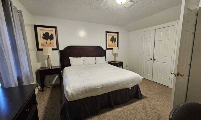 Raleigh Casa | MONTHLY STAYS-5 BR Secluded Cabin Style Compound-Abundant Parking-Near Airport