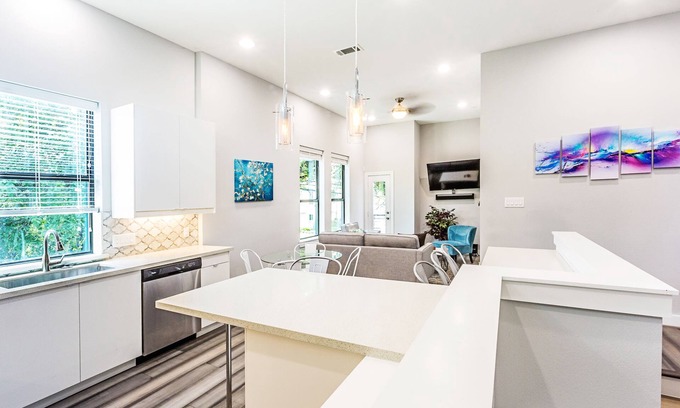 Hyde Park Casa | Montrose Guesthouse Suites