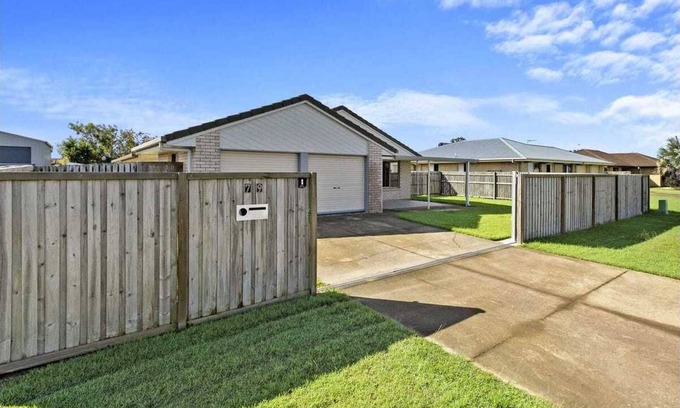 Point Vernon Casa | Monty's is in a central location close to the beach, cafe's and shops.