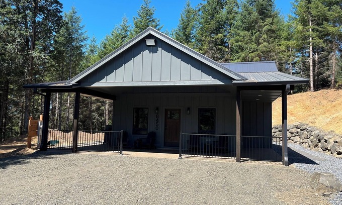 Willamina Cabina | Moody 2-bedroom private cabin minutes from Spirit Mountain casino