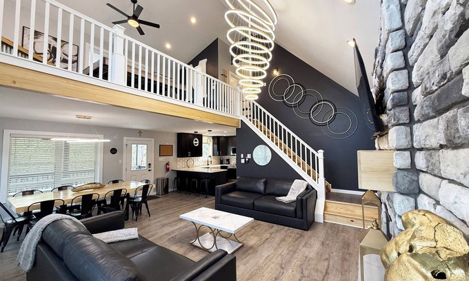 Albrightsville Chalet De Esquí | Moon Mountain Manor - New 6 BR Chalet With Hot Tub & Karaoke Lounge - Sleeps 16