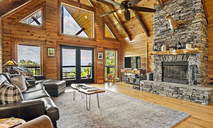 Marion Cabina | Moondance | Log Cabin with Hot Tub, Fire Pit & Mountain Views!