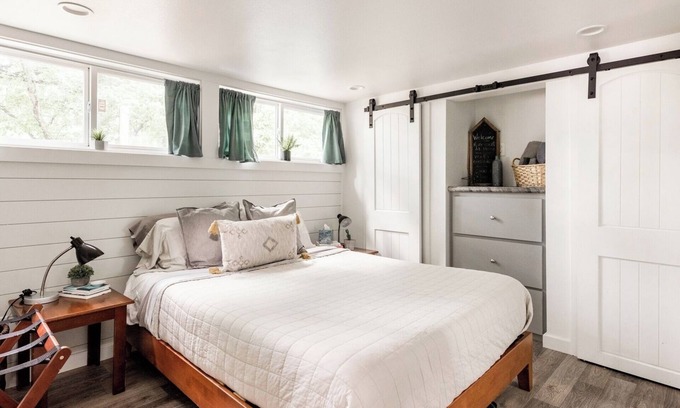 Govalle Casa | Moonshine Cottage. Free Bikes. Sweet Spring Stay