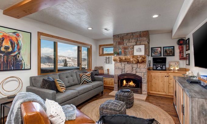 Bear Hollow Village Casa | Moose Mgmt at Bear Hollow 5534B: King bed-Pvt. Hot Tub-Pool-Dogs Welcome