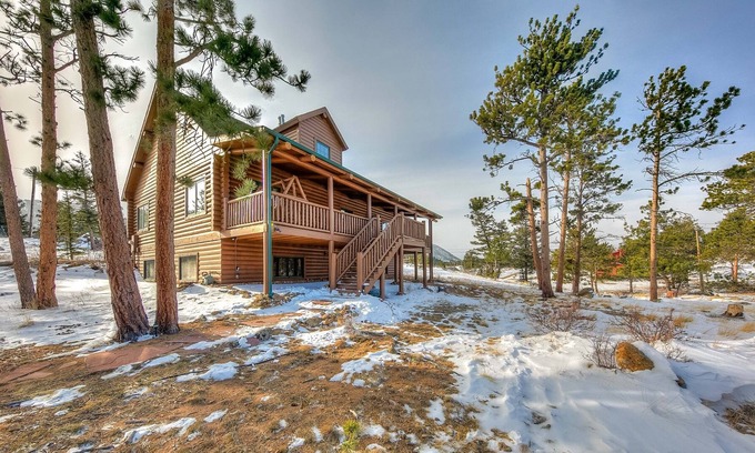 Carriage Hills Cabina | Moose Mountain Lodge, Secluded Log Home w/Beautiful Mountain Views